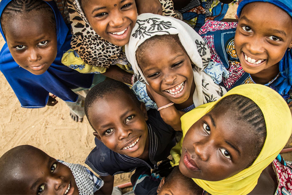 Kinder spielen und lachen in Uganda