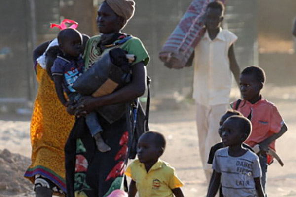 Eine Gruppe von Menschen auf der Flucht im Sudan