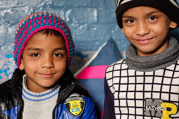 2 Junge Buben mit warmen Jacken & Mützen in Nepal
