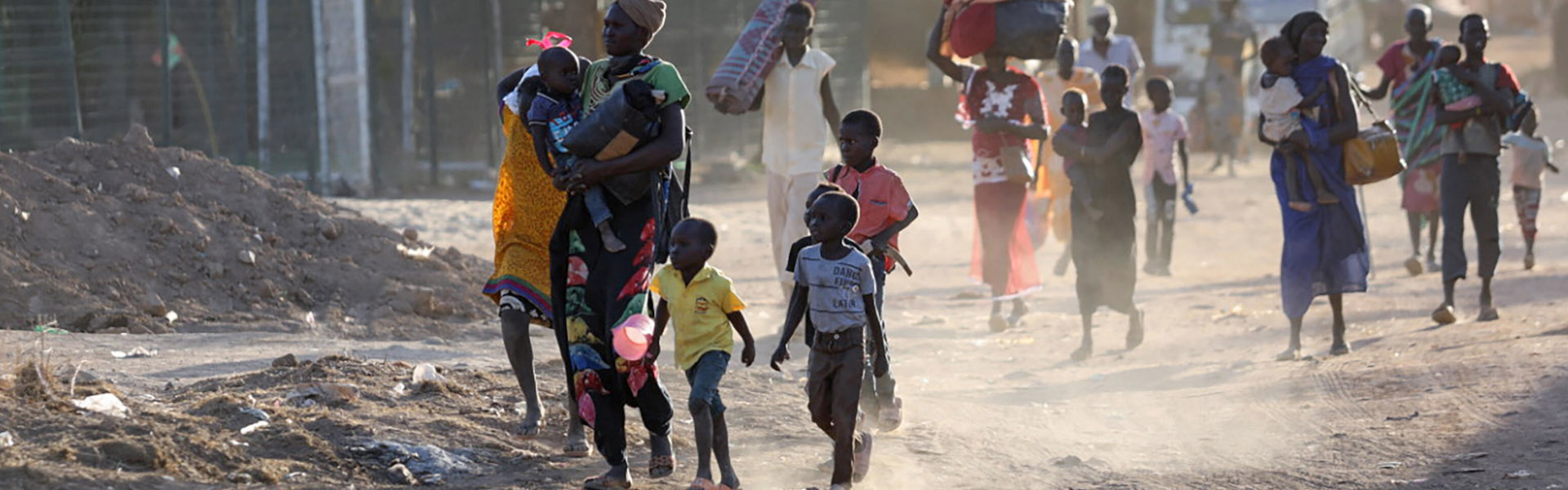 Eine Gruppe von Menschen auf der Flucht im Sudan