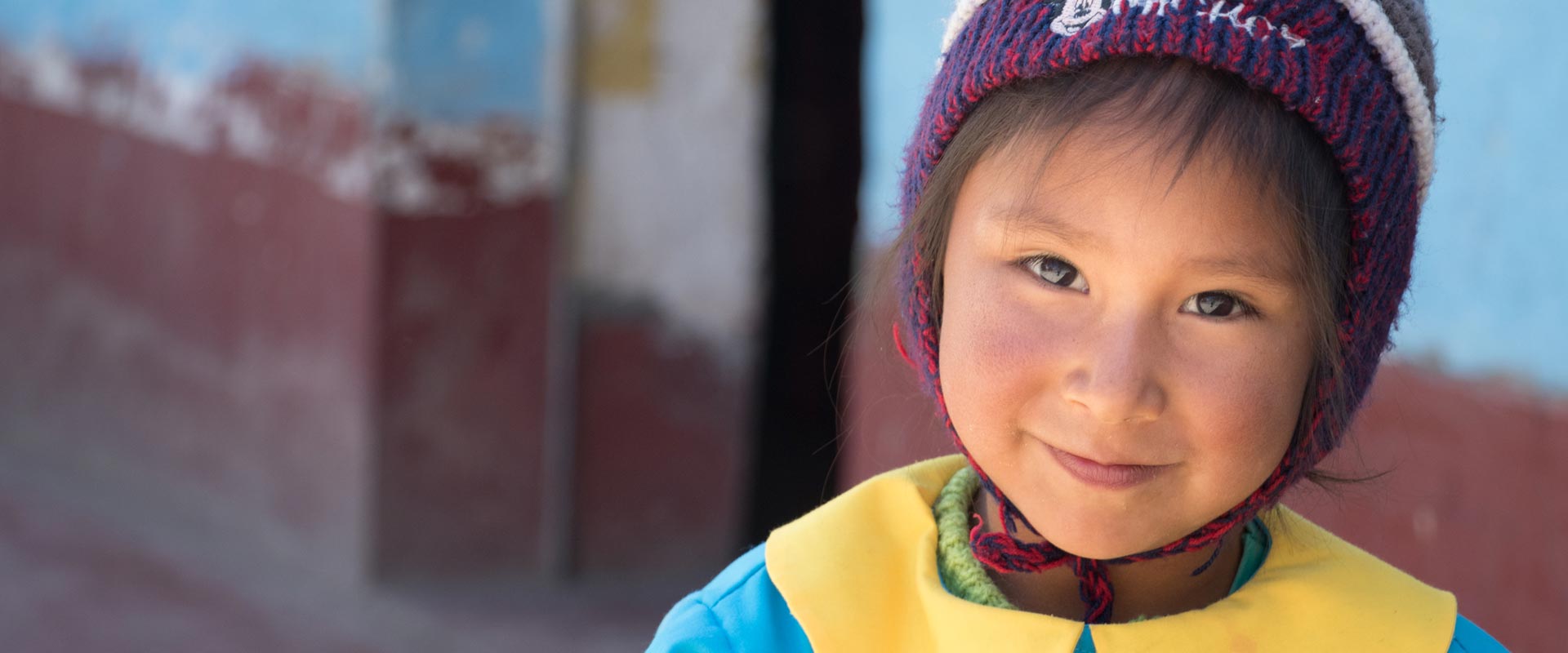 Kind in Peru mit einer Mütze auf dem Kopf