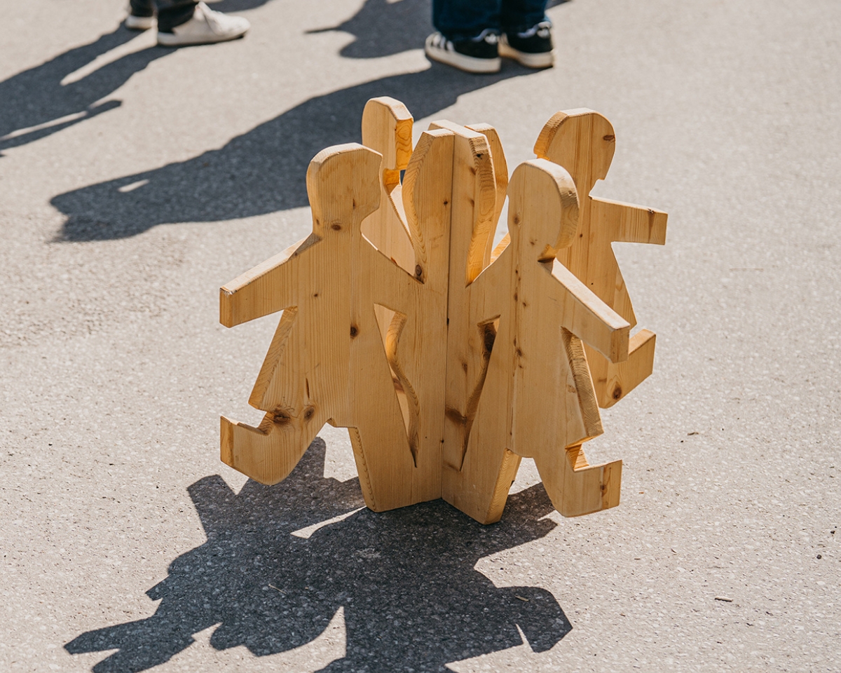 SOS-Kinderdorf mit jubelnden Kindern und Konfetti